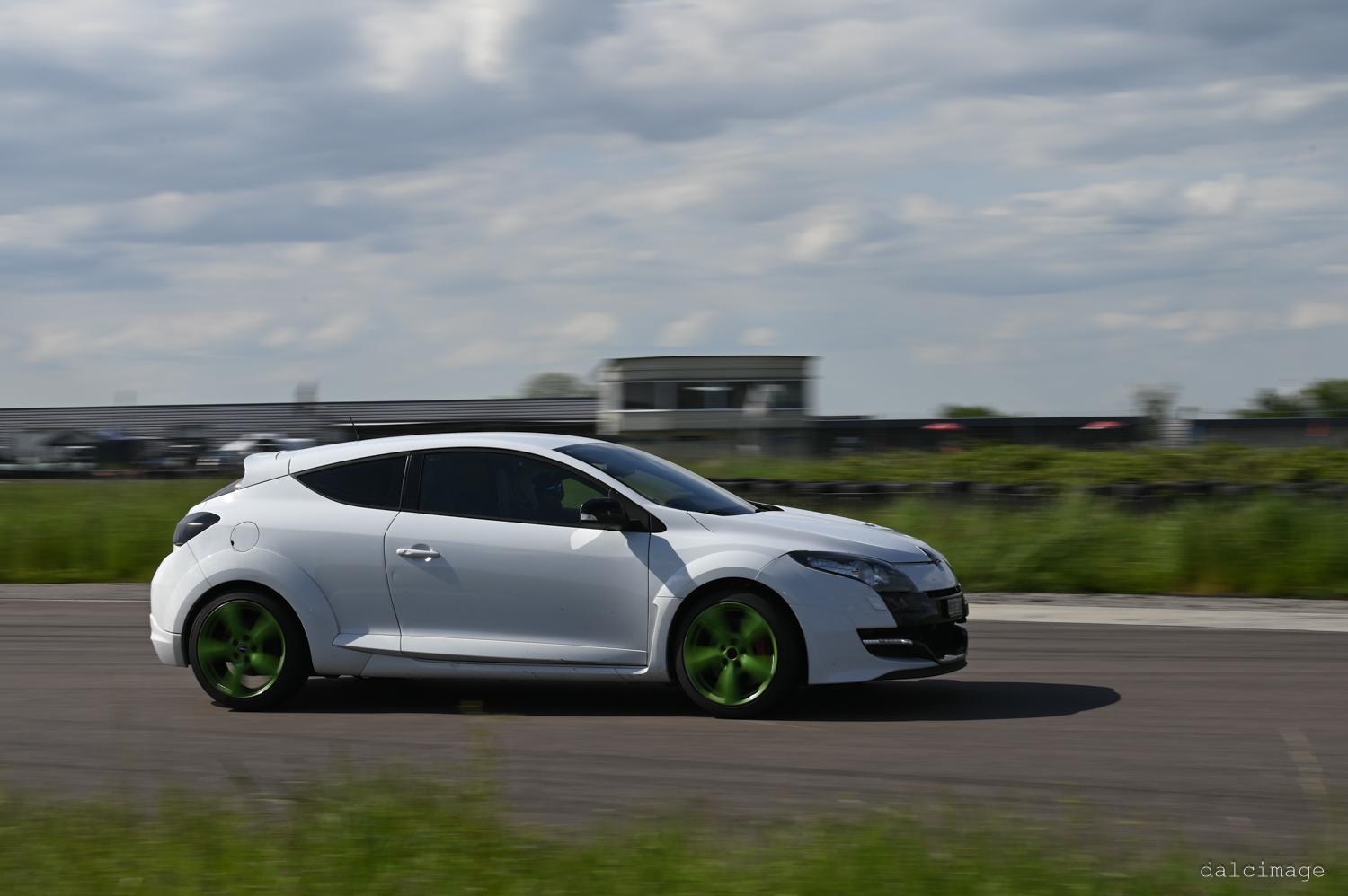 Voiture sur le circuit de pouilly - asaav.ch