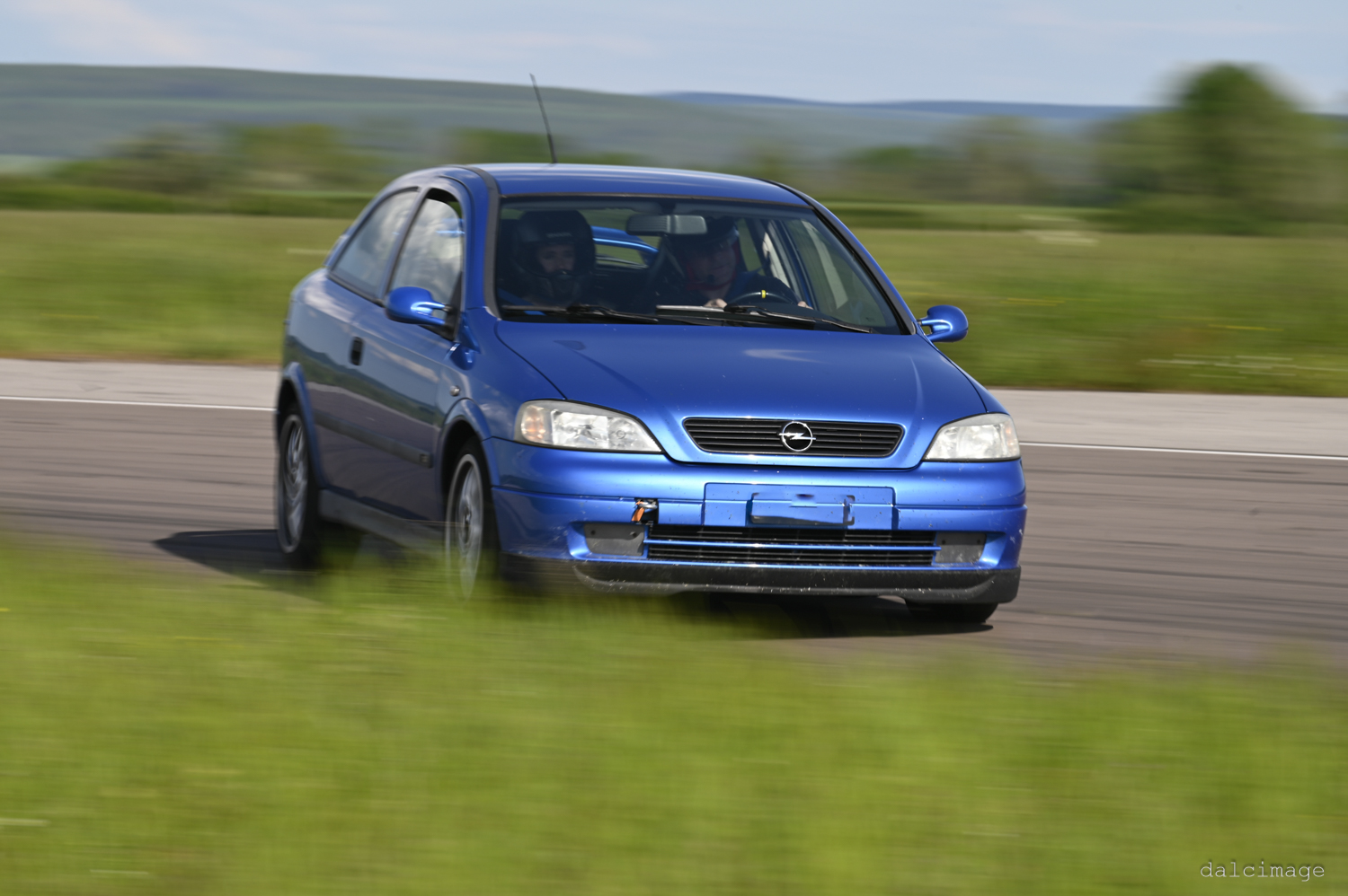 Voiture sur le circuit de pouilly - asaav.ch