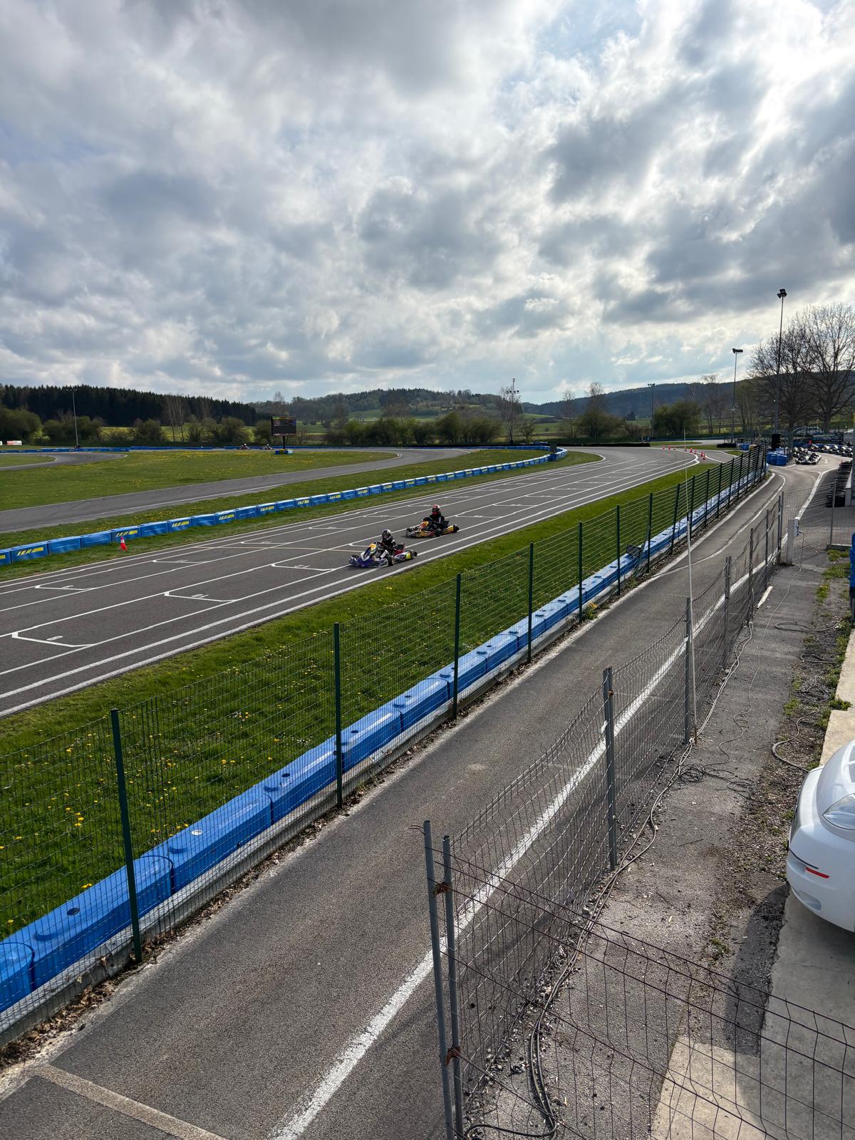 Voiture sur le circuit de pouilly - asaav.ch