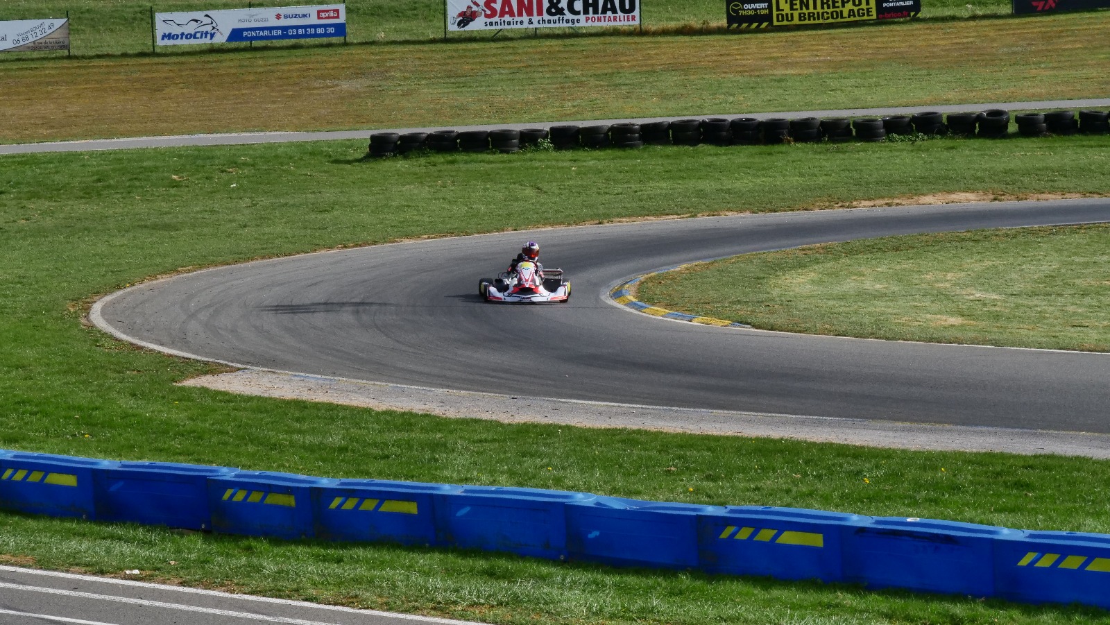 Karting sur le circuit de Levier - asaav.ch