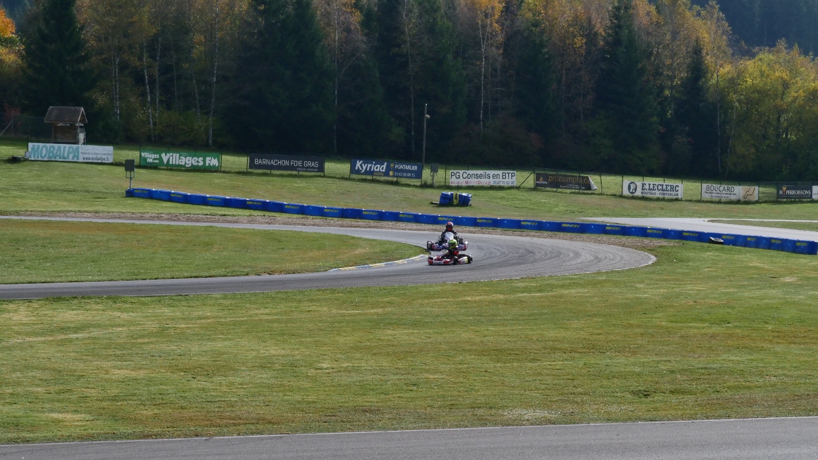 Karting sur le circuit de Levier - asaav.ch