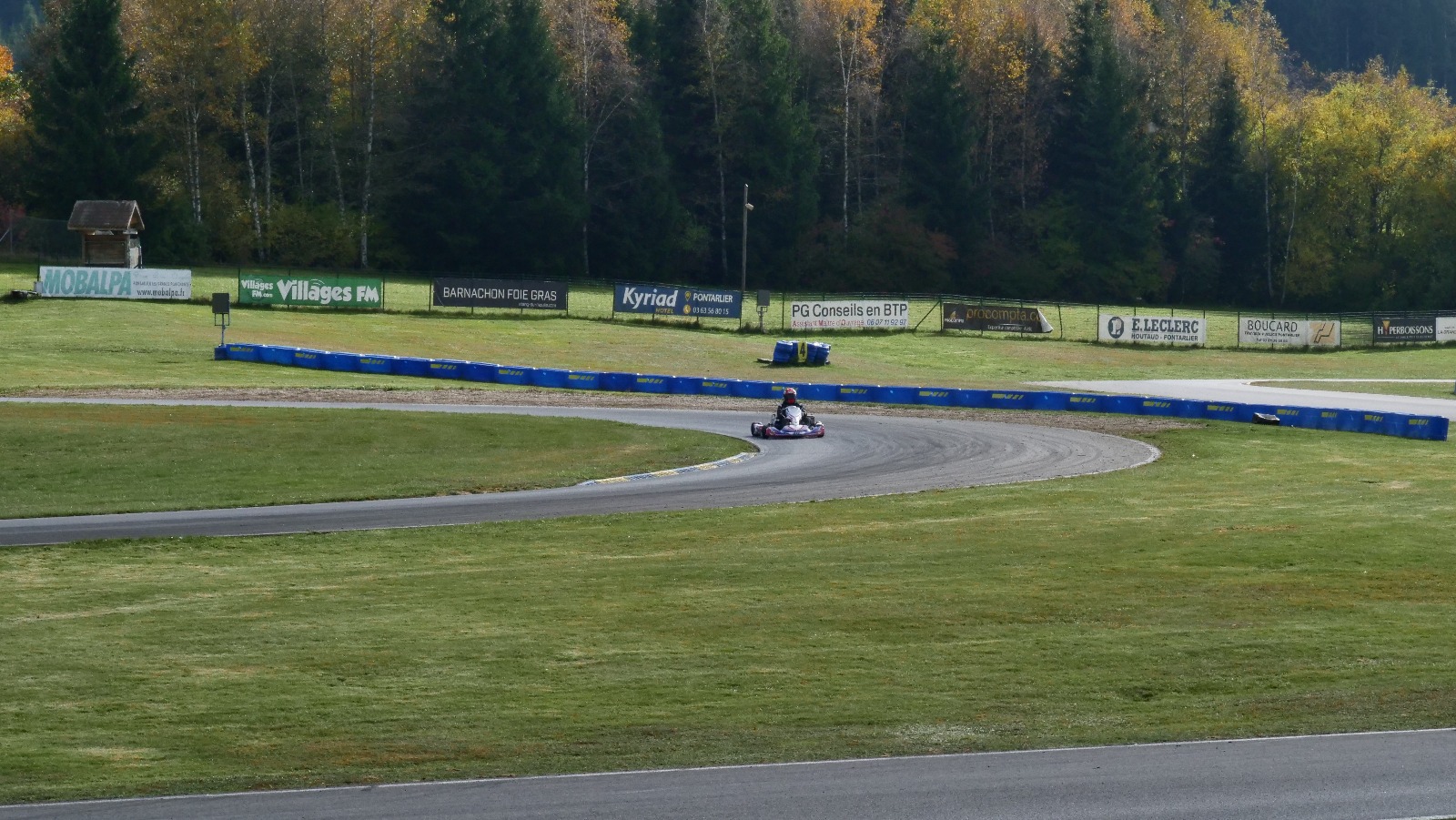 Karting sur le circuit de Levier - asaav.ch