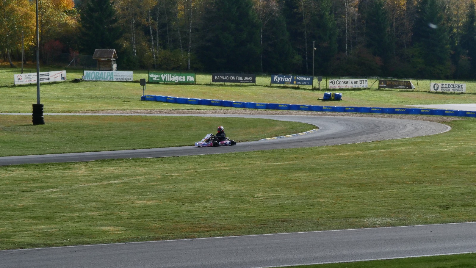 Karting sur le circuit de Levier - asaav.ch