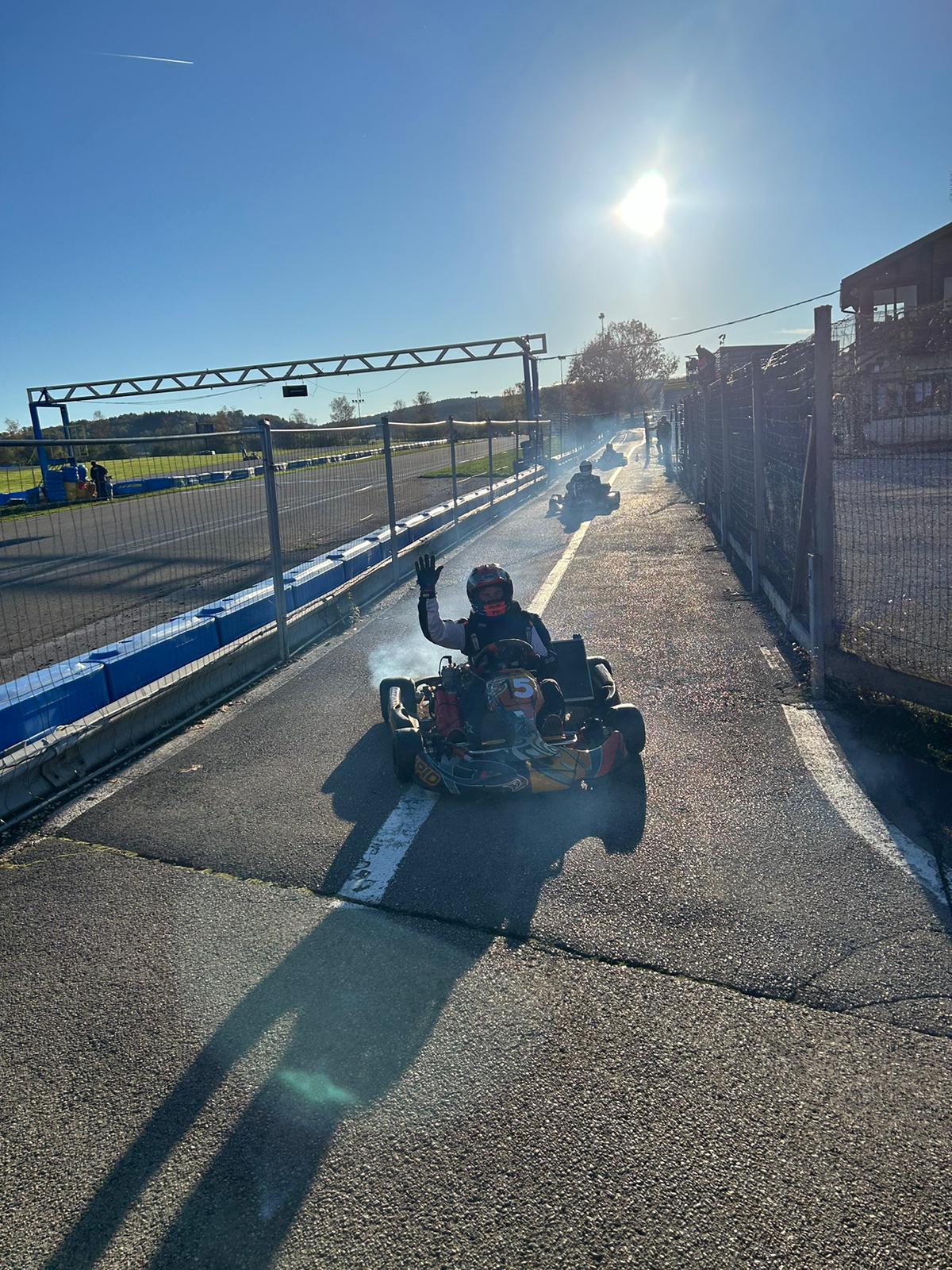 Voiture sur le circuit de pouilly - asaav.ch