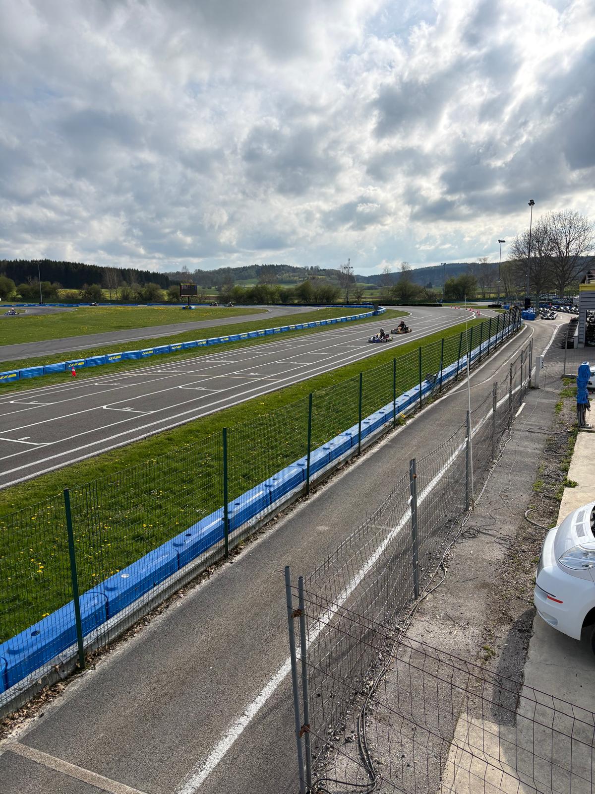 Voiture sur le circuit de pouilly - asaav.ch