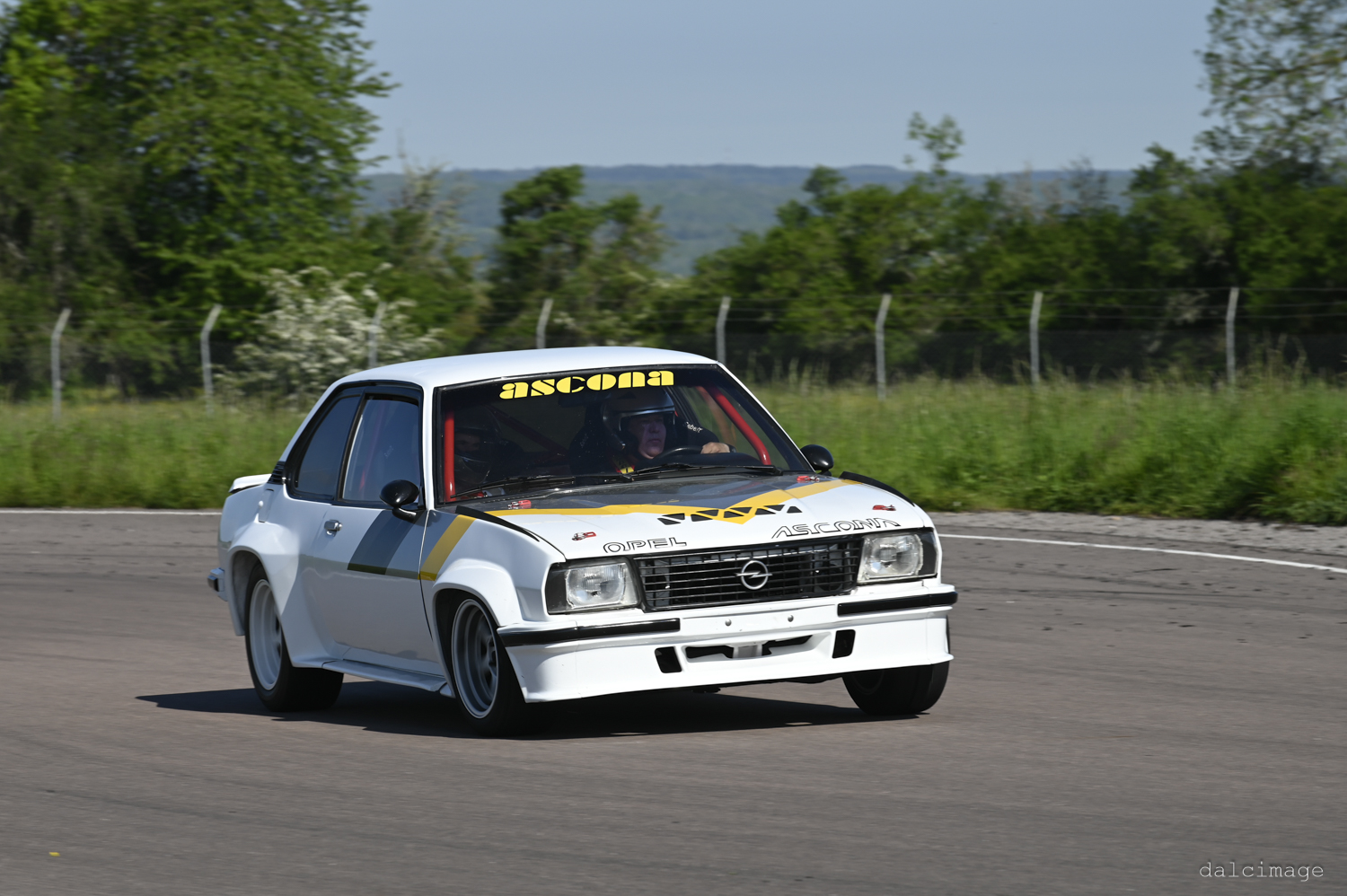 Voiture sur le circuit de pouilly - asaav.ch