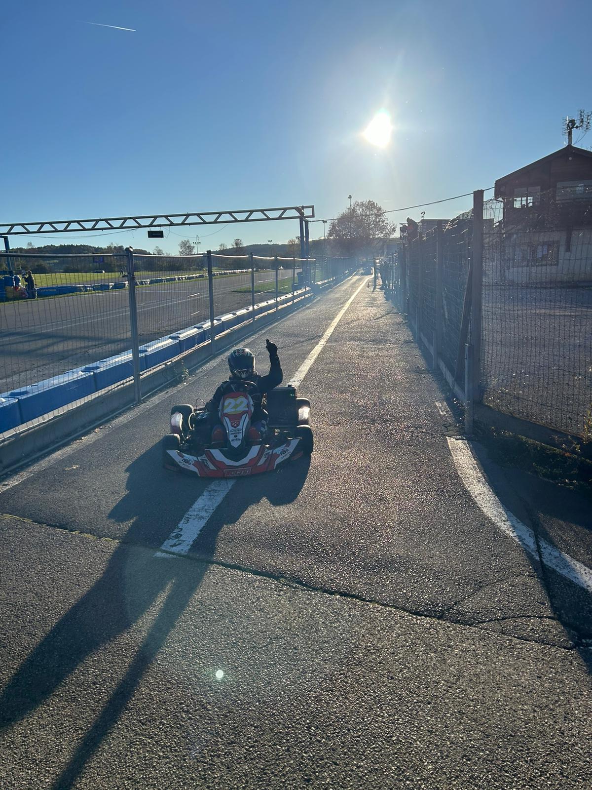 Voiture sur le circuit de pouilly - asaav.ch