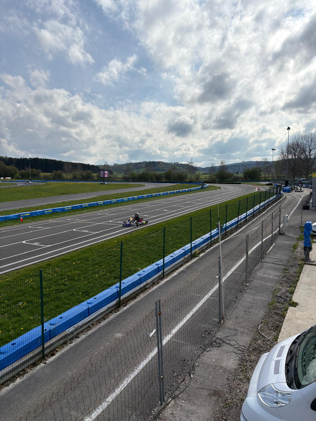 Voiture sur le circuit de pouilly - asaav.ch