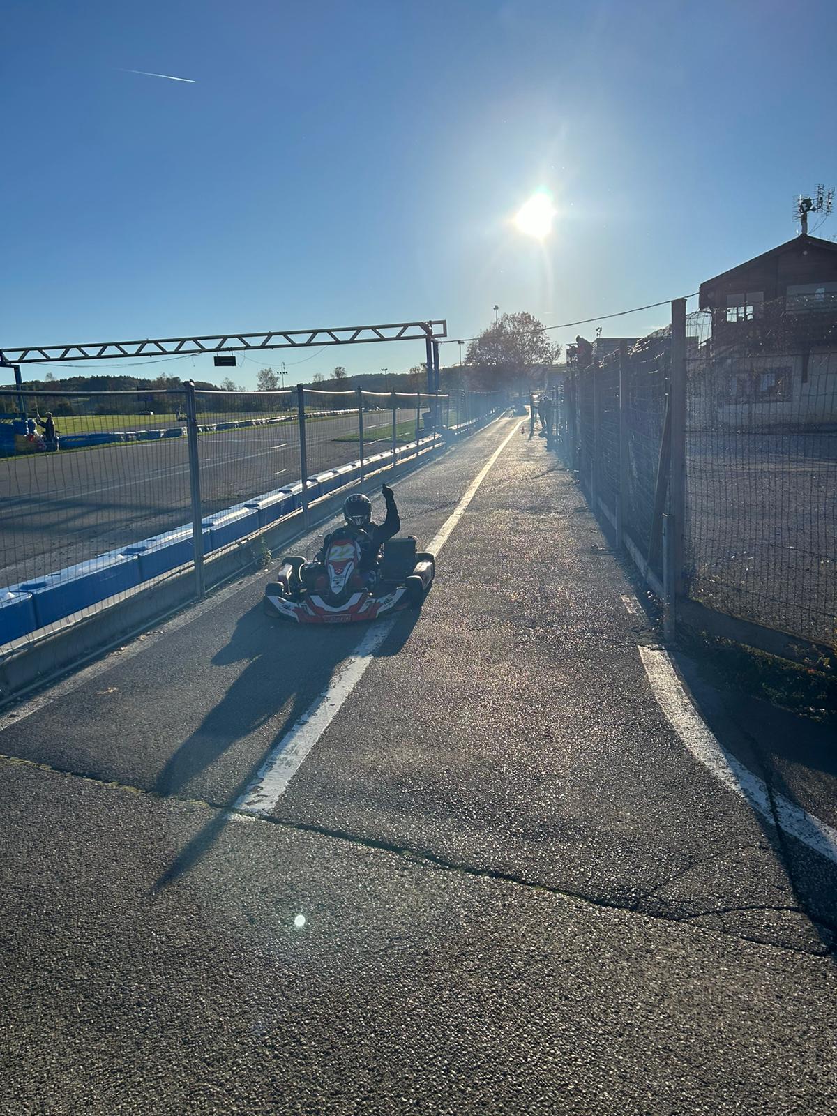 Voiture sur le circuit de pouilly - asaav.ch