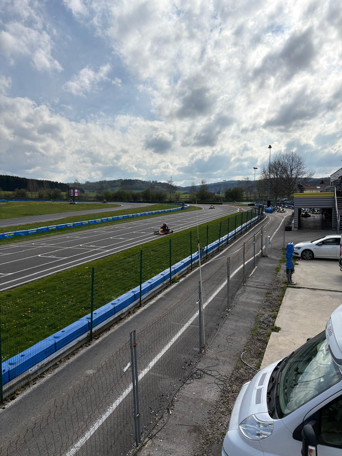 Voiture sur le circuit de pouilly - asaav.ch