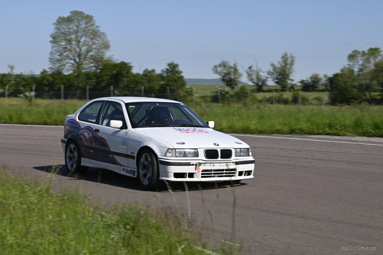 Voiture sur le circuit de pouilly - asaav.ch