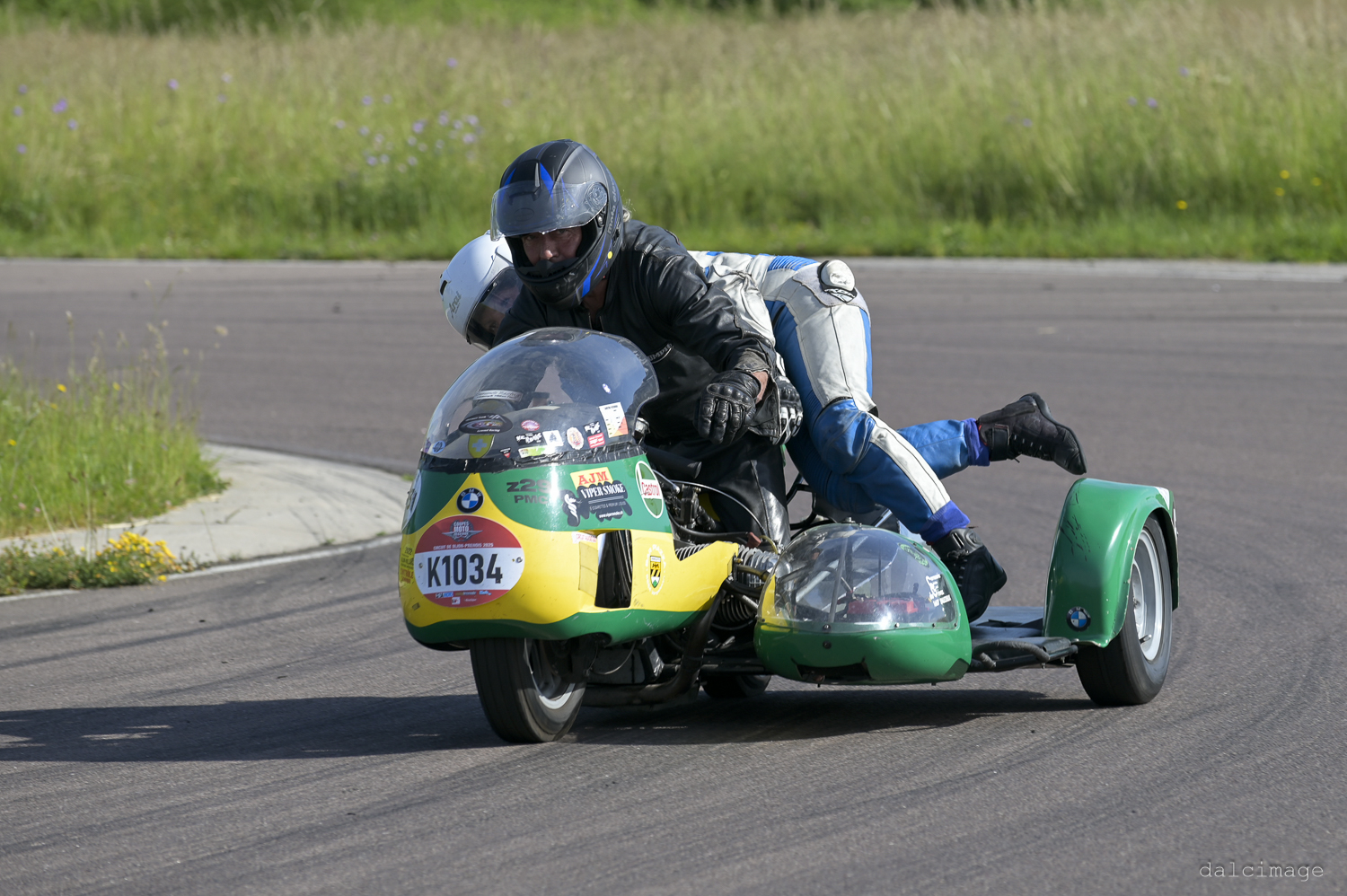 Voiture sur le circuit de pouilly - asaav.ch