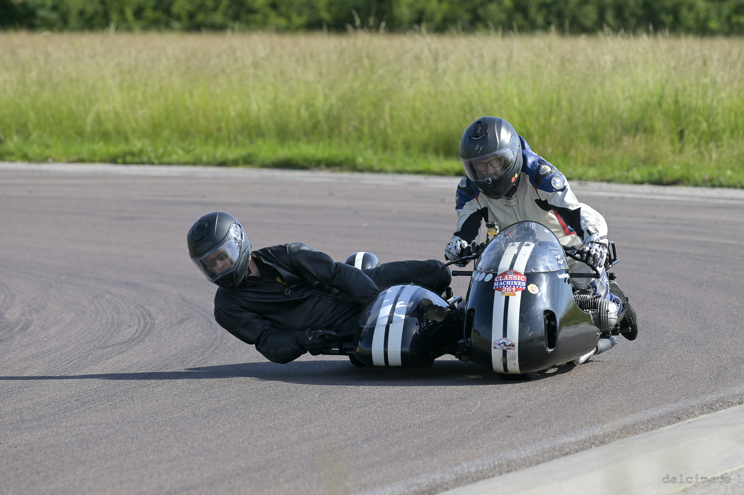 Voiture sur le circuit de pouilly - asaav.ch