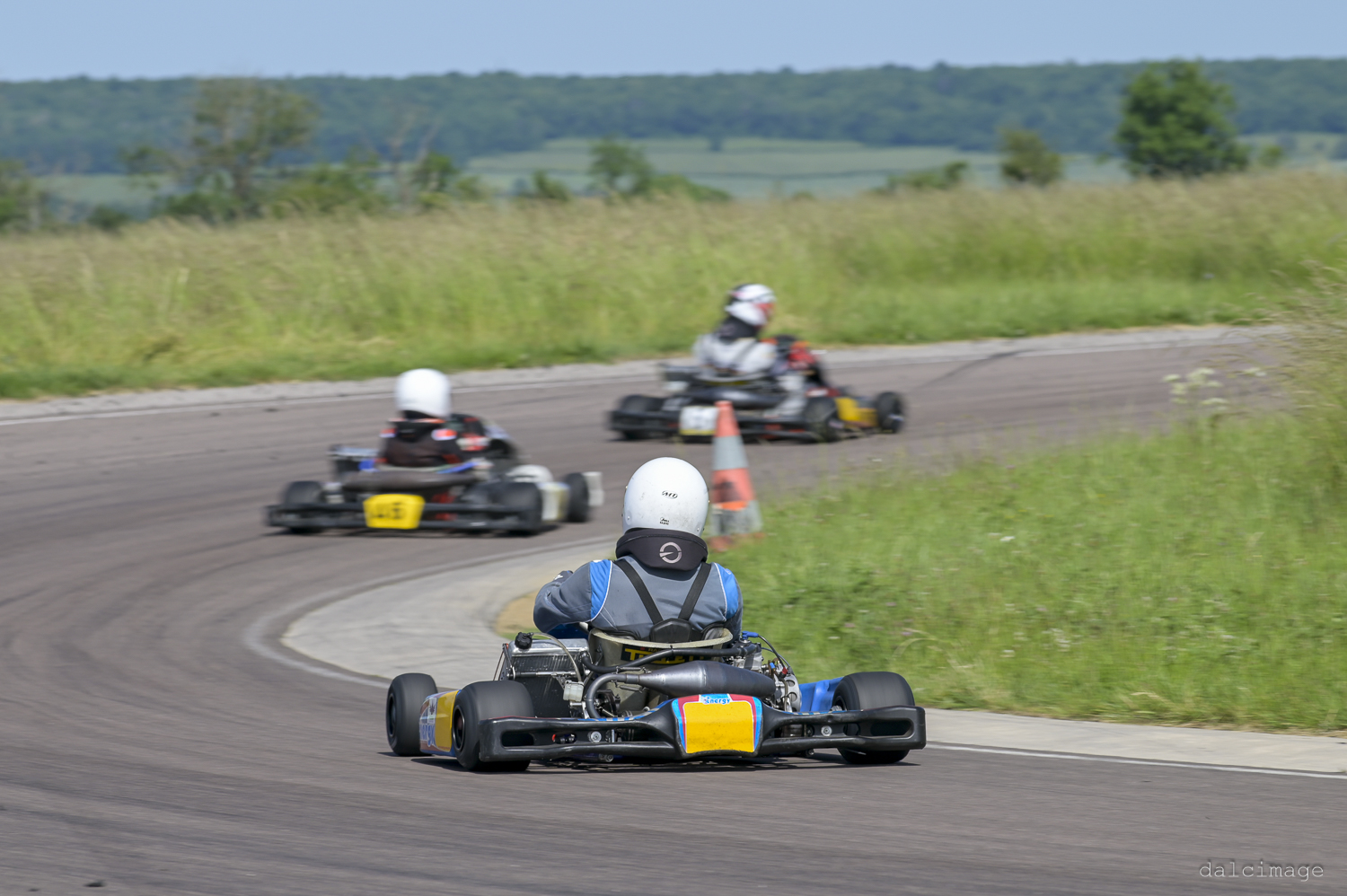 Voiture sur le circuit de pouilly - asaav.ch