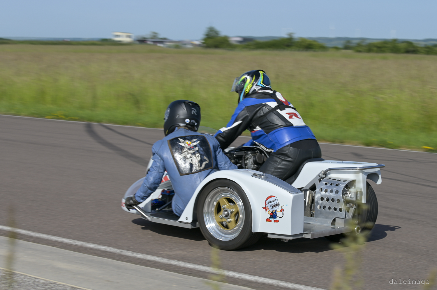 Voiture sur le circuit de pouilly - asaav.ch