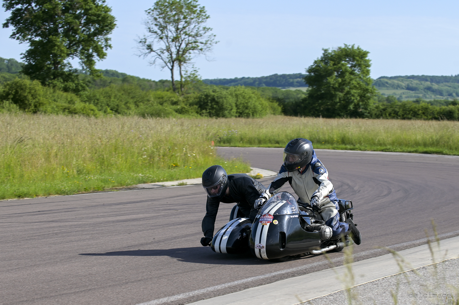 Voiture sur le circuit de pouilly - asaav.ch