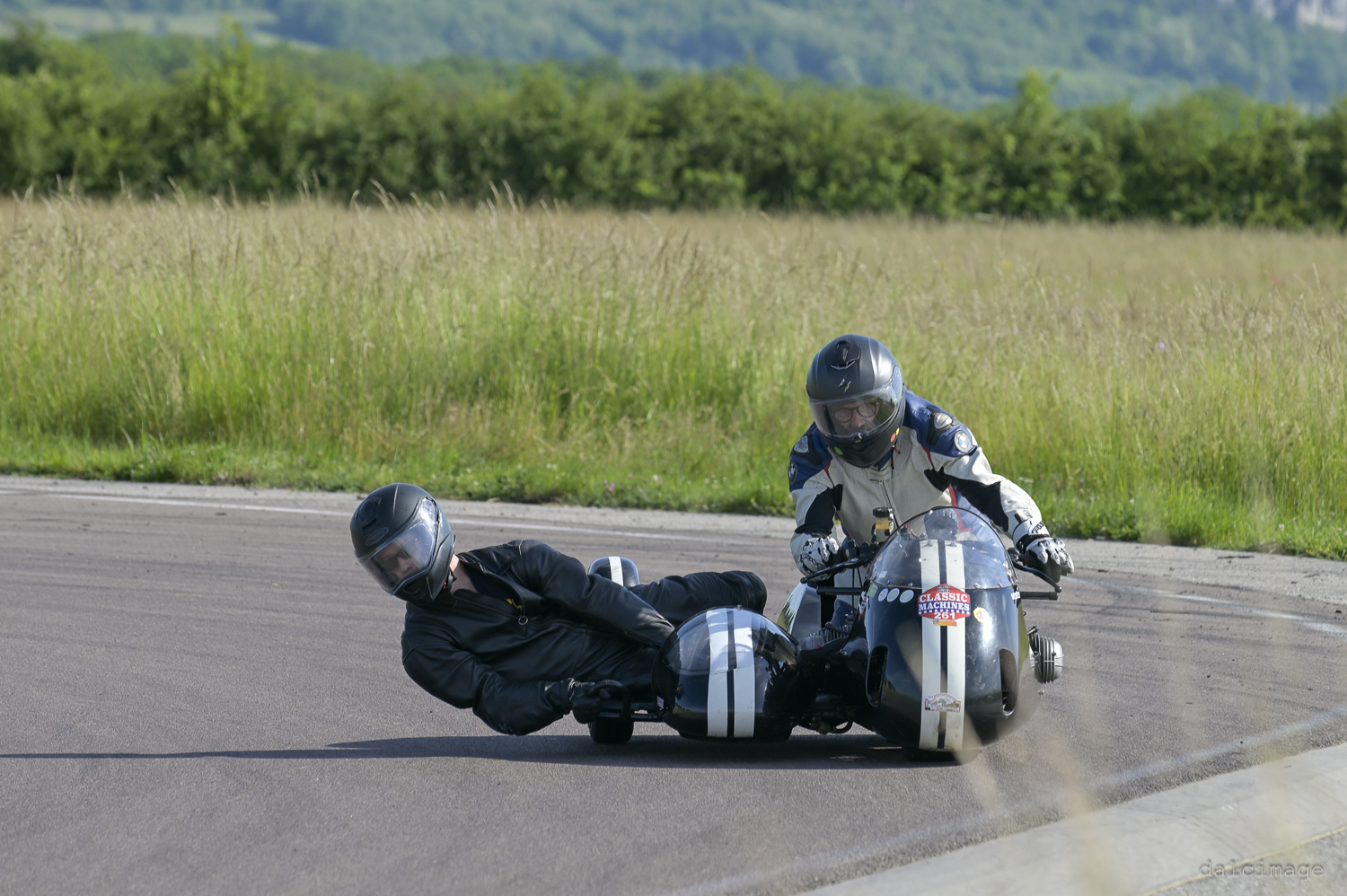 Voiture sur le circuit de pouilly - asaav.ch