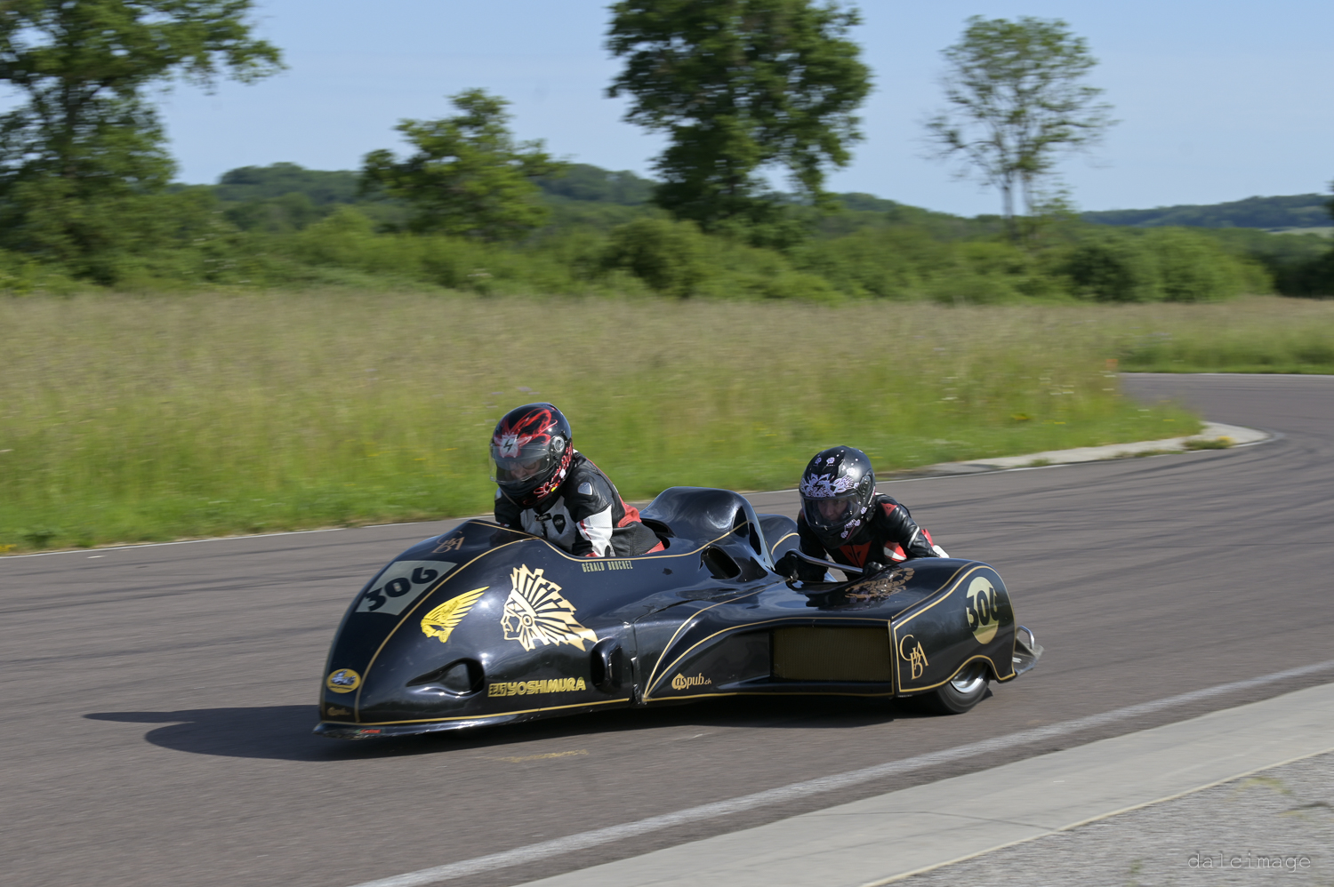 Voiture sur le circuit de pouilly - asaav.ch
