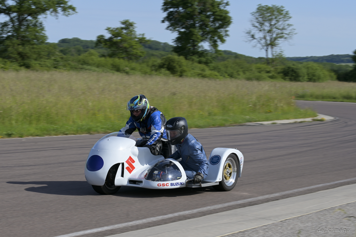 Voiture sur le circuit de pouilly - asaav.ch