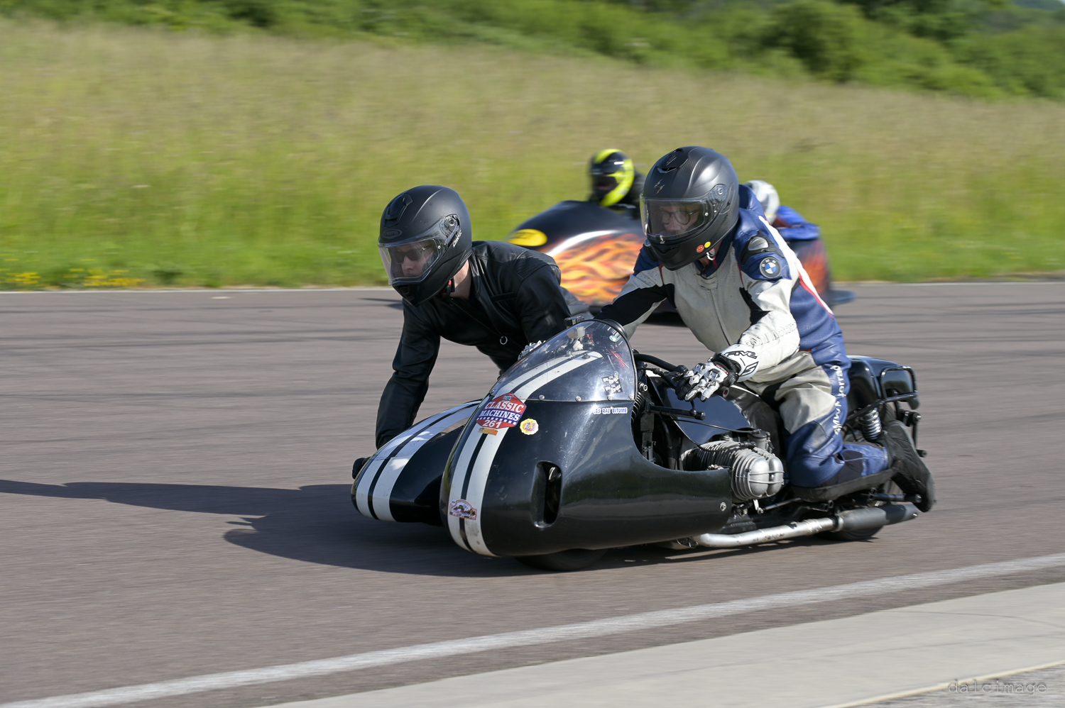 Voiture sur le circuit de pouilly - asaav.ch