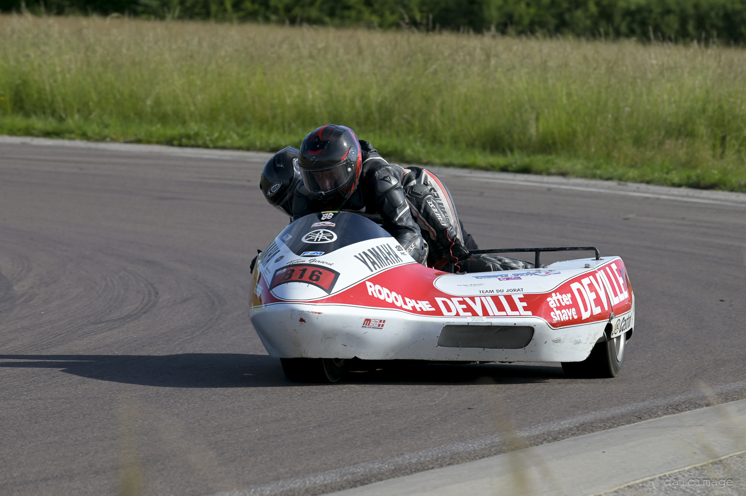 Voiture sur le circuit de pouilly - asaav.ch