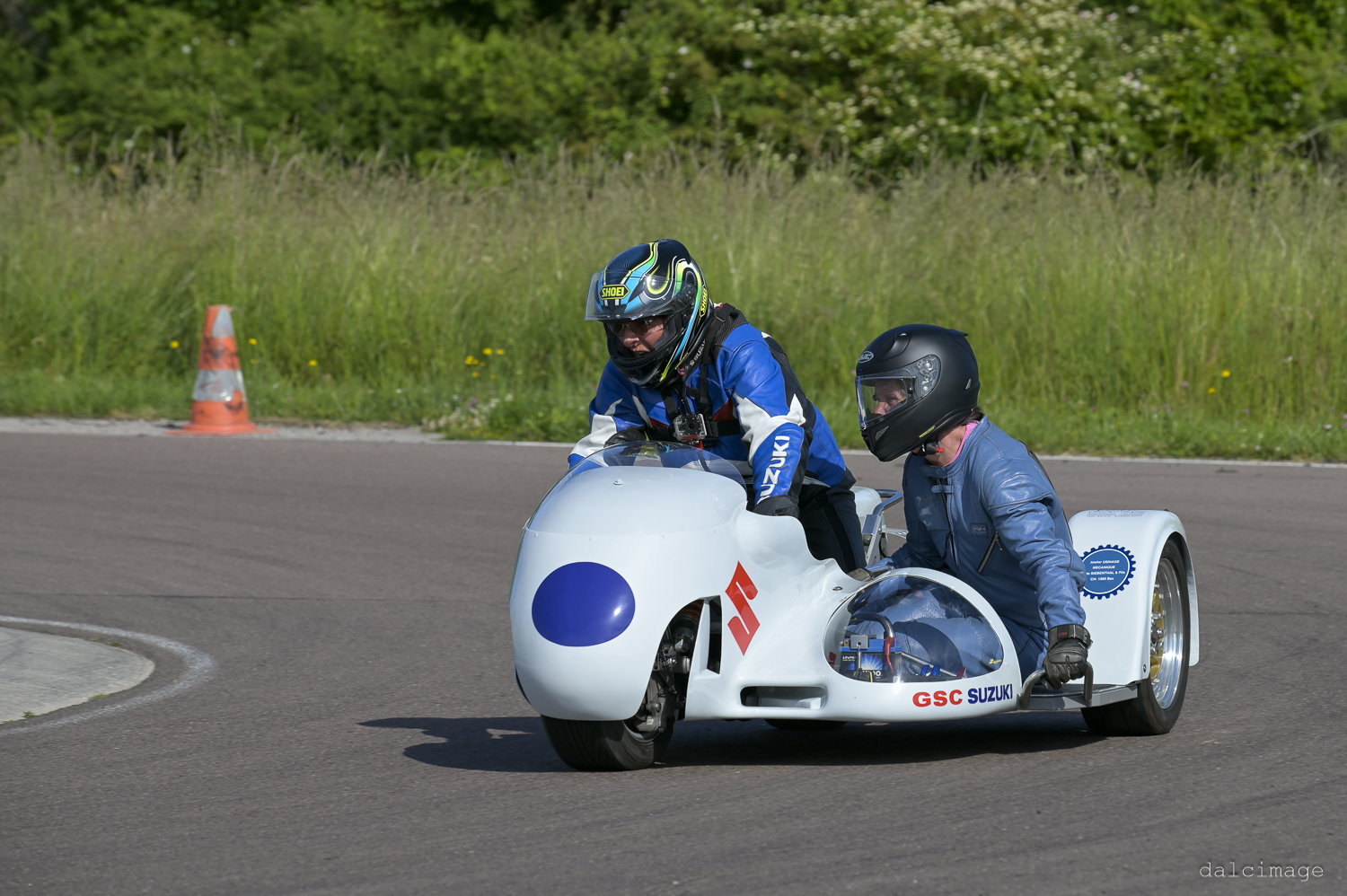 Voiture sur le circuit de pouilly - asaav.ch