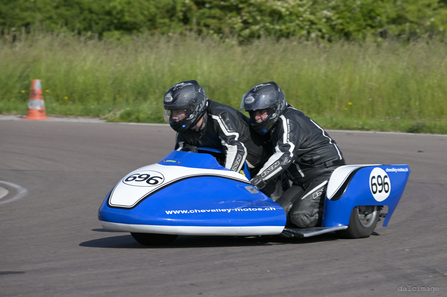 Voiture sur le circuit de pouilly - asaav.ch