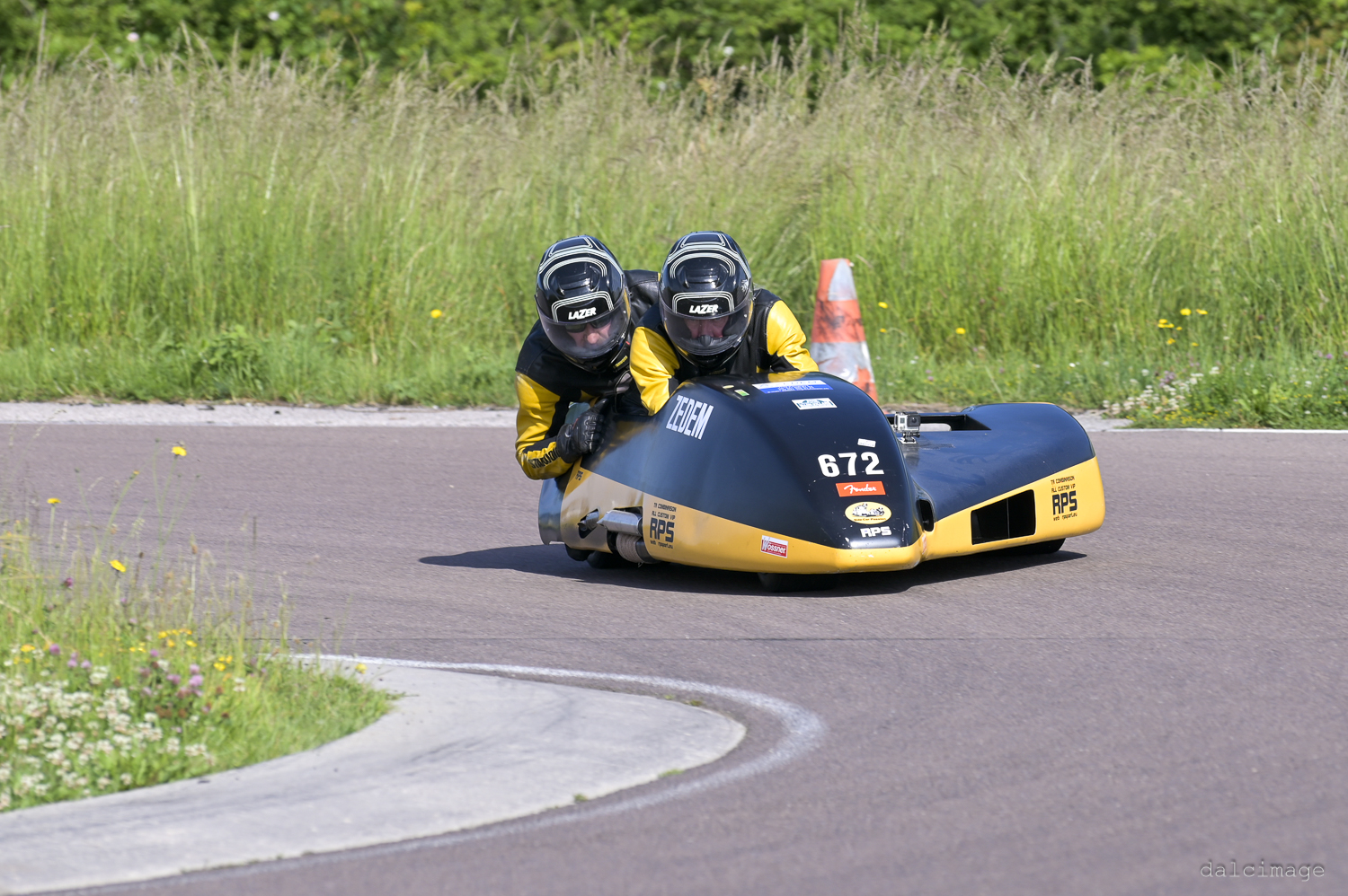 Voiture sur le circuit de pouilly - asaav.ch