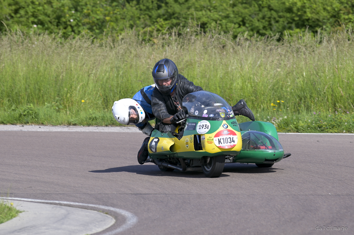 Voiture sur le circuit de pouilly - asaav.ch