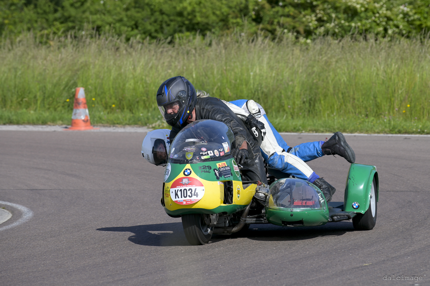 Voiture sur le circuit de pouilly - asaav.ch