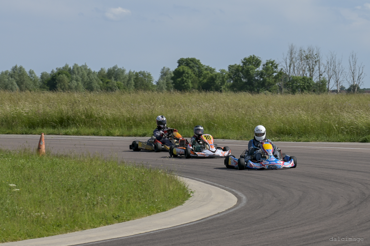 Voiture sur le circuit de pouilly - asaav.ch