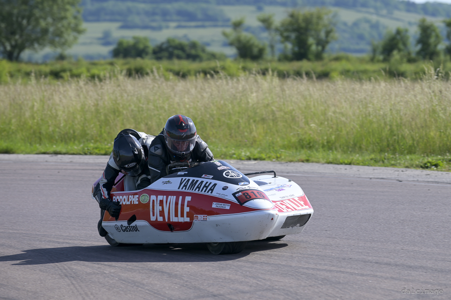 Voiture sur le circuit de pouilly - asaav.ch