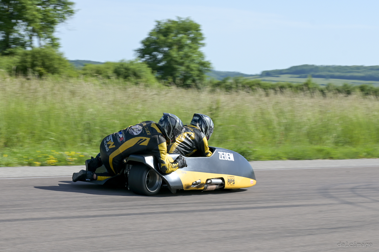 Voiture sur le circuit de pouilly - asaav.ch