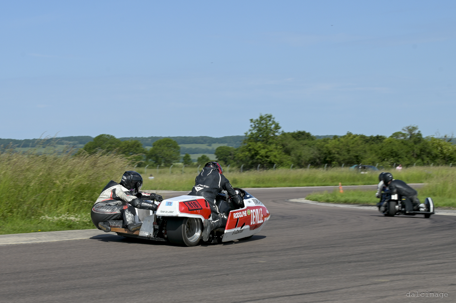 Voiture sur le circuit de pouilly - asaav.ch