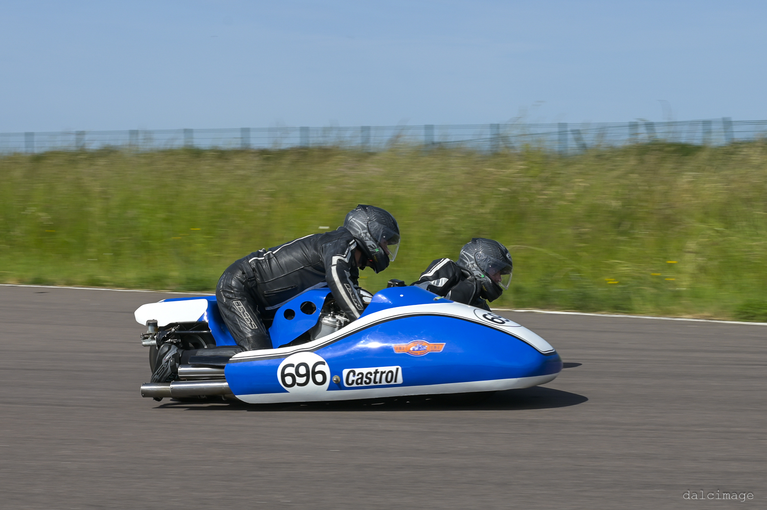 Voiture sur le circuit de pouilly - asaav.ch