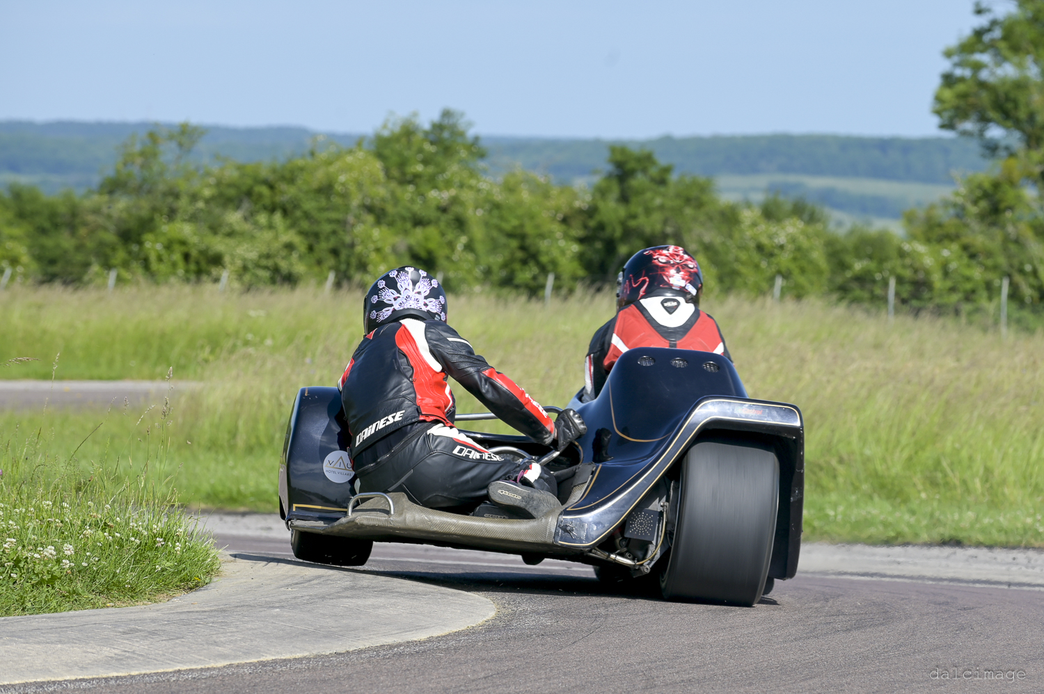 Voiture sur le circuit de pouilly - asaav.ch