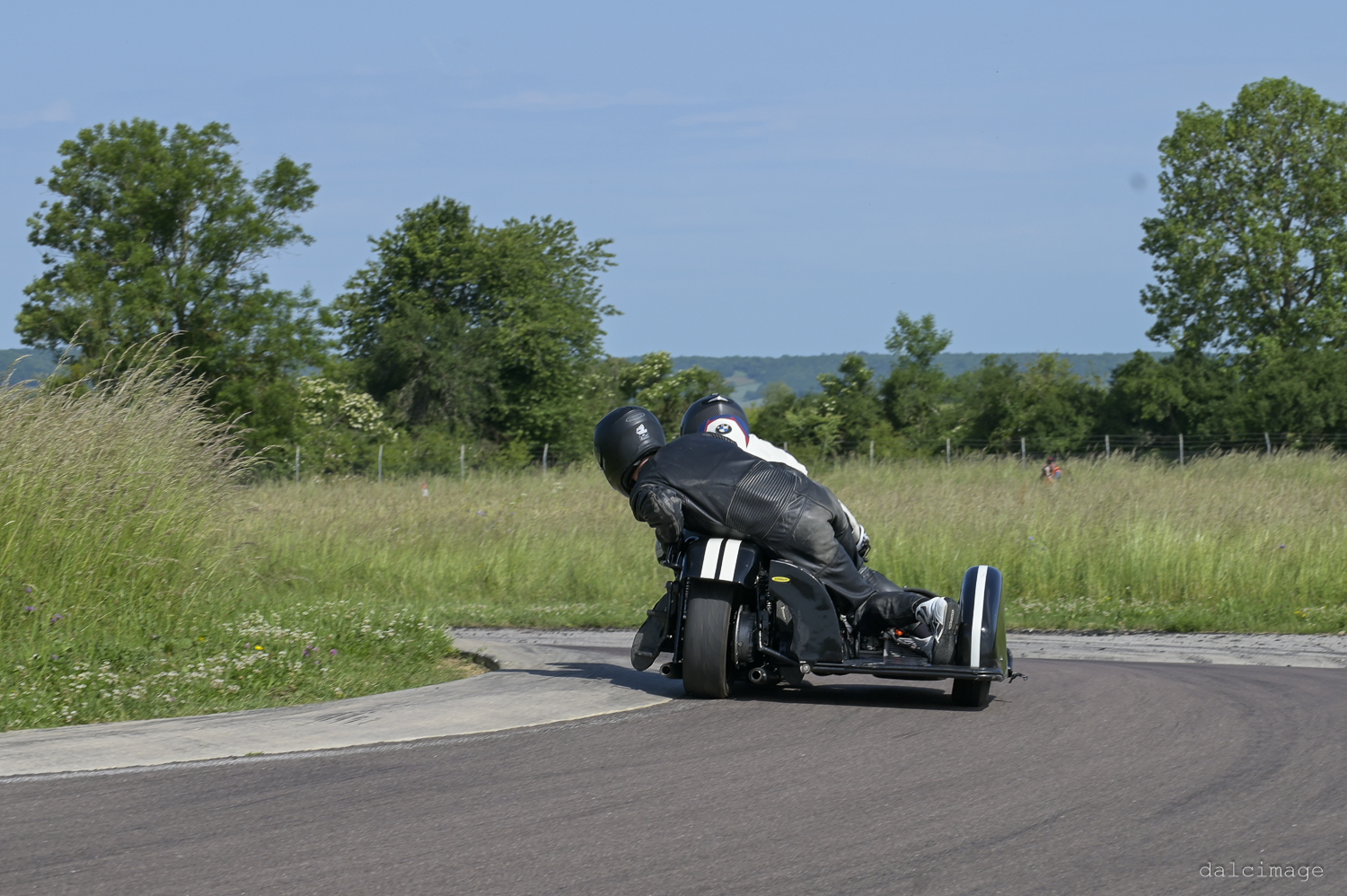 Voiture sur le circuit de pouilly - asaav.ch