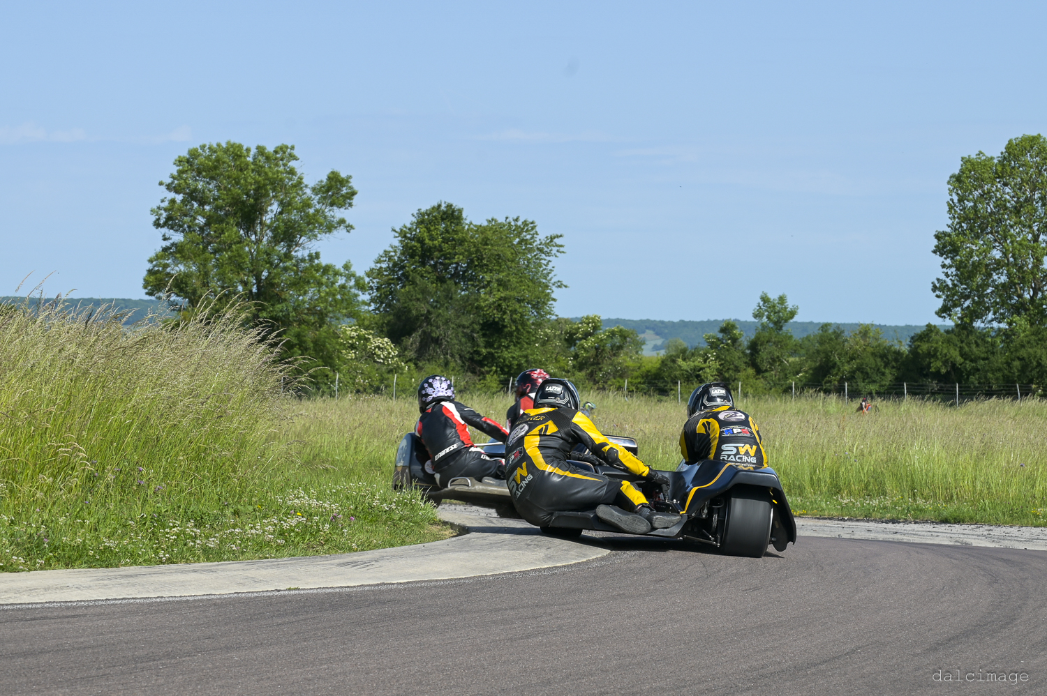 Voiture sur le circuit de pouilly - asaav.ch