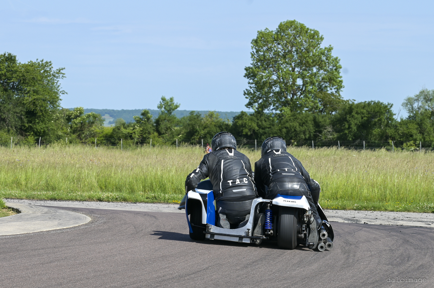 Voiture sur le circuit de pouilly - asaav.ch