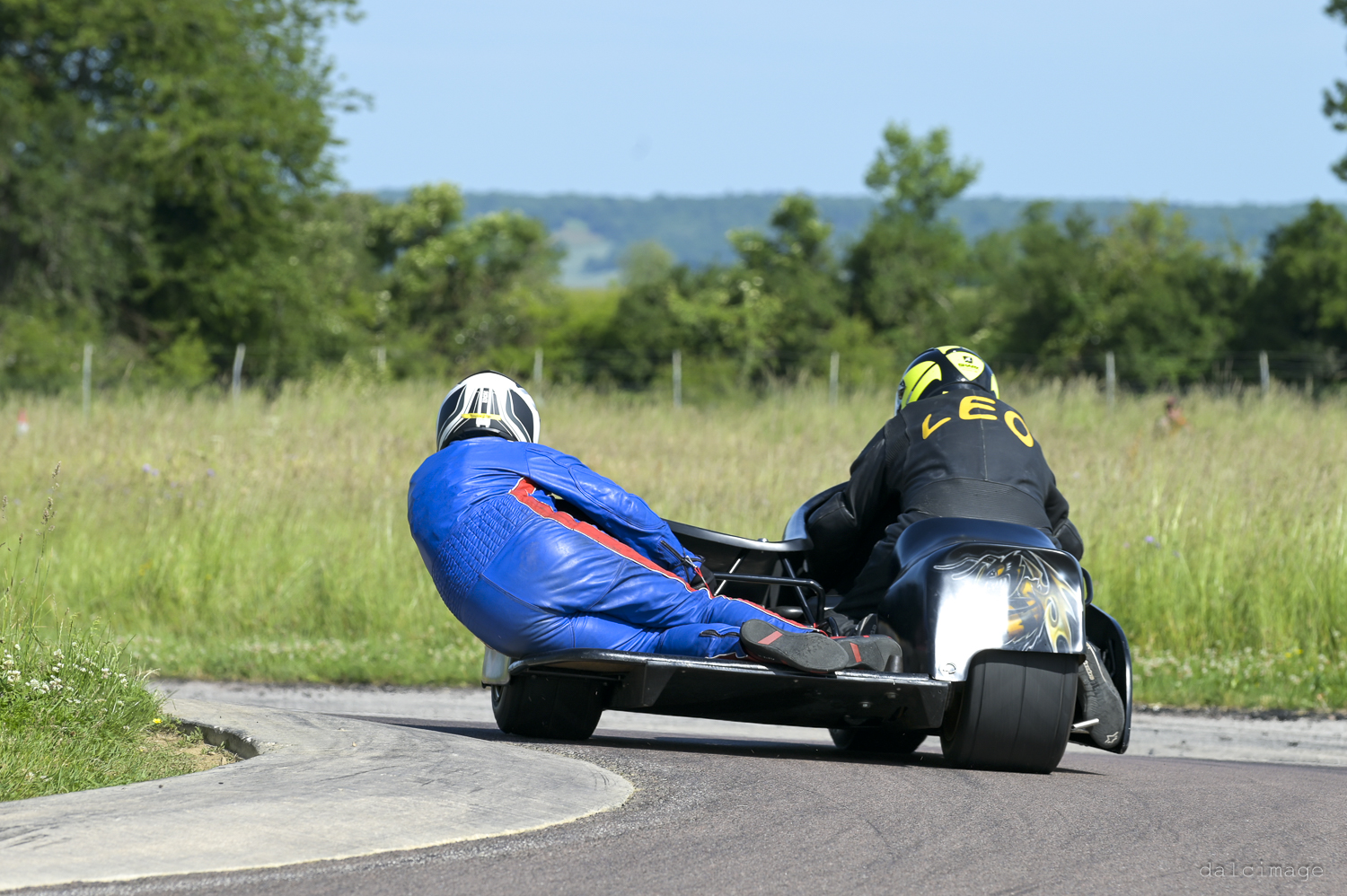 Voiture sur le circuit de pouilly - asaav.ch