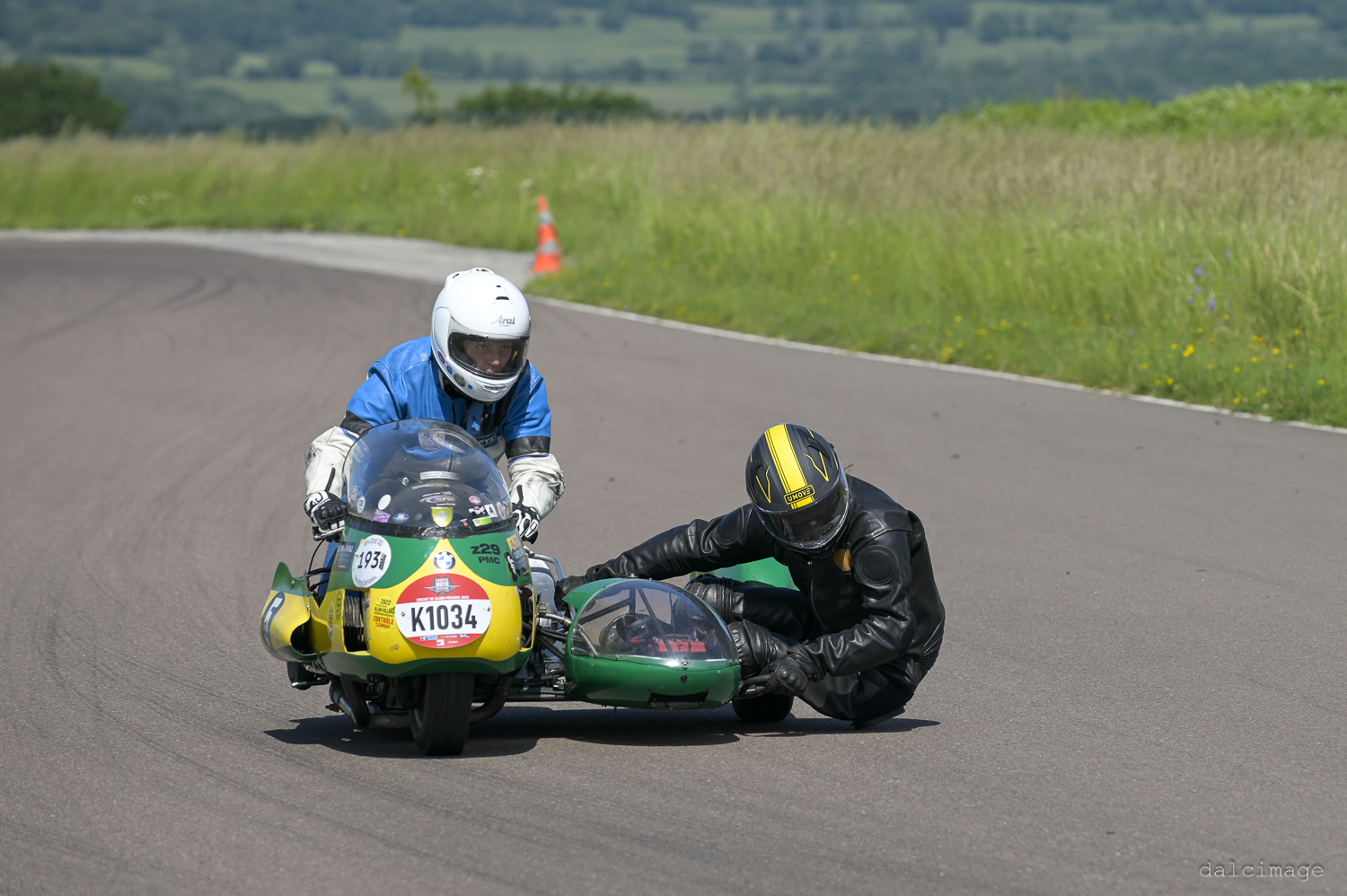 Voiture sur le circuit de pouilly - asaav.ch