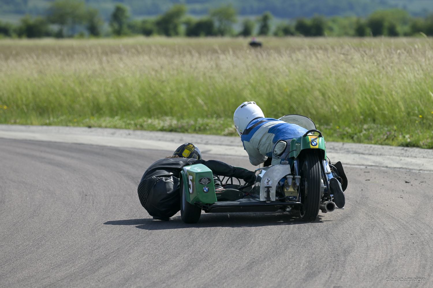 Voiture sur le circuit de pouilly - asaav.ch