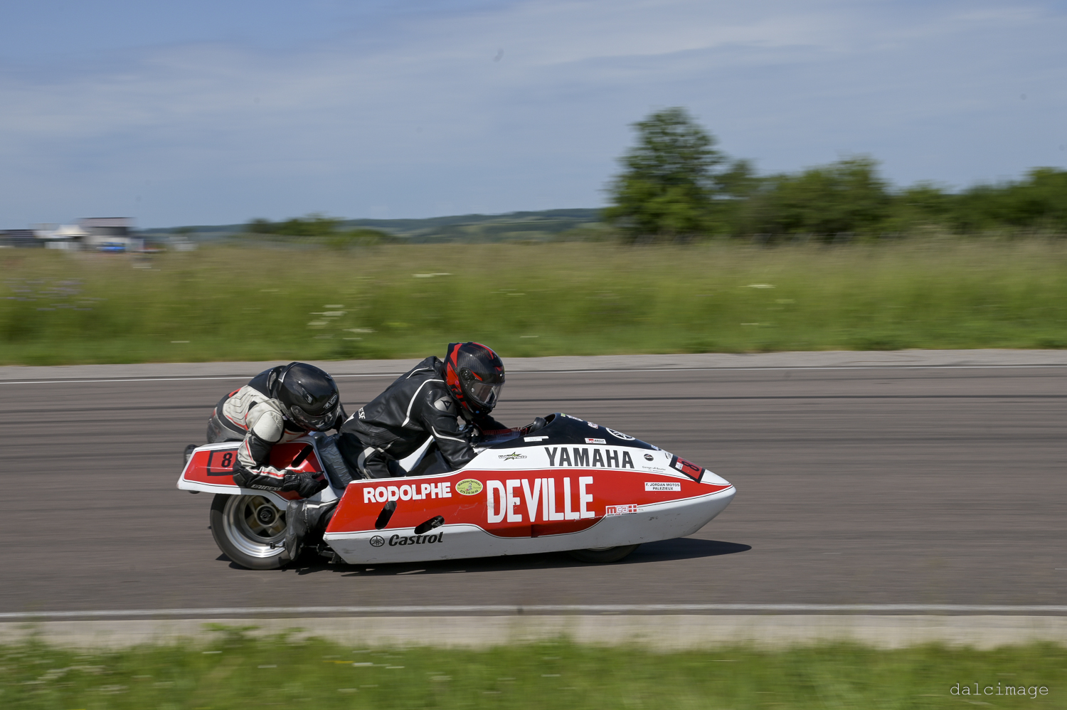 Voiture sur le circuit de pouilly - asaav.ch