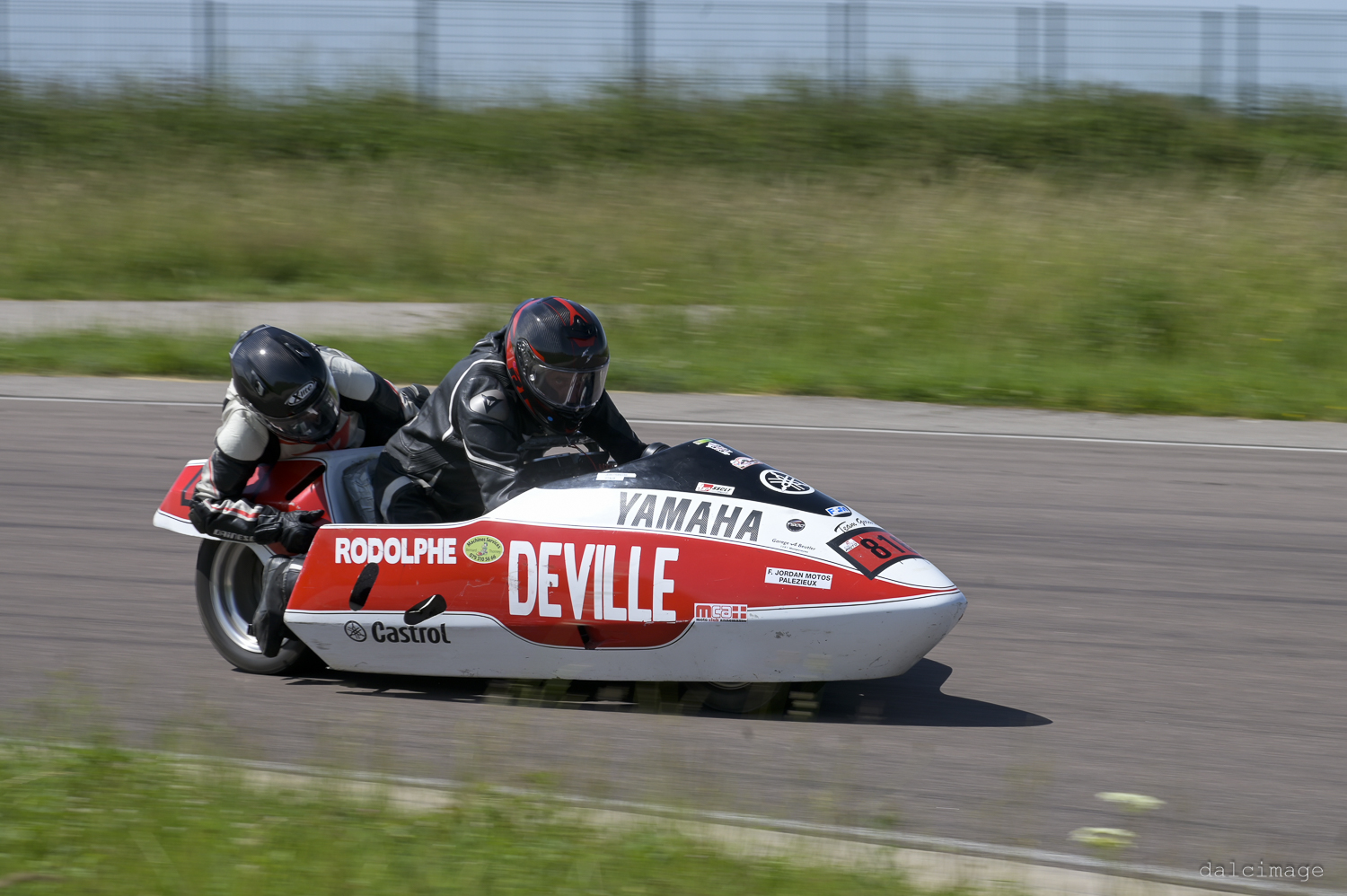 Voiture sur le circuit de pouilly - asaav.ch