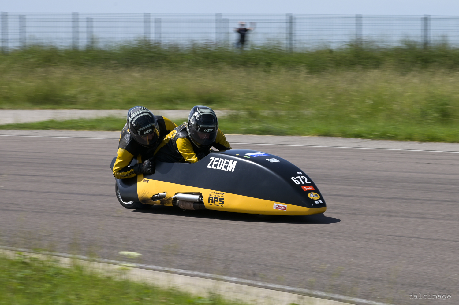 Voiture sur le circuit de pouilly - asaav.ch