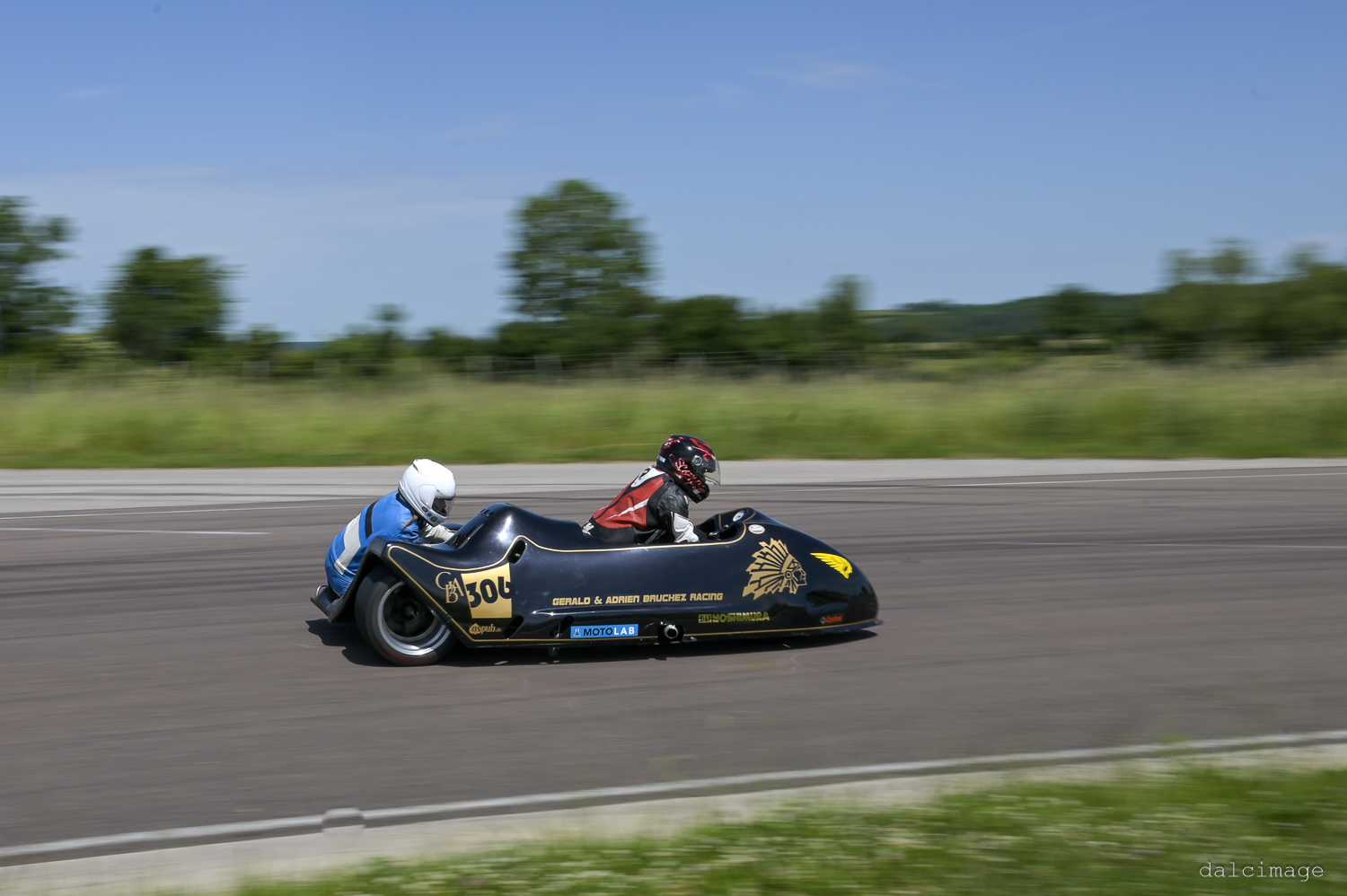 Voiture sur le circuit de pouilly - asaav.ch