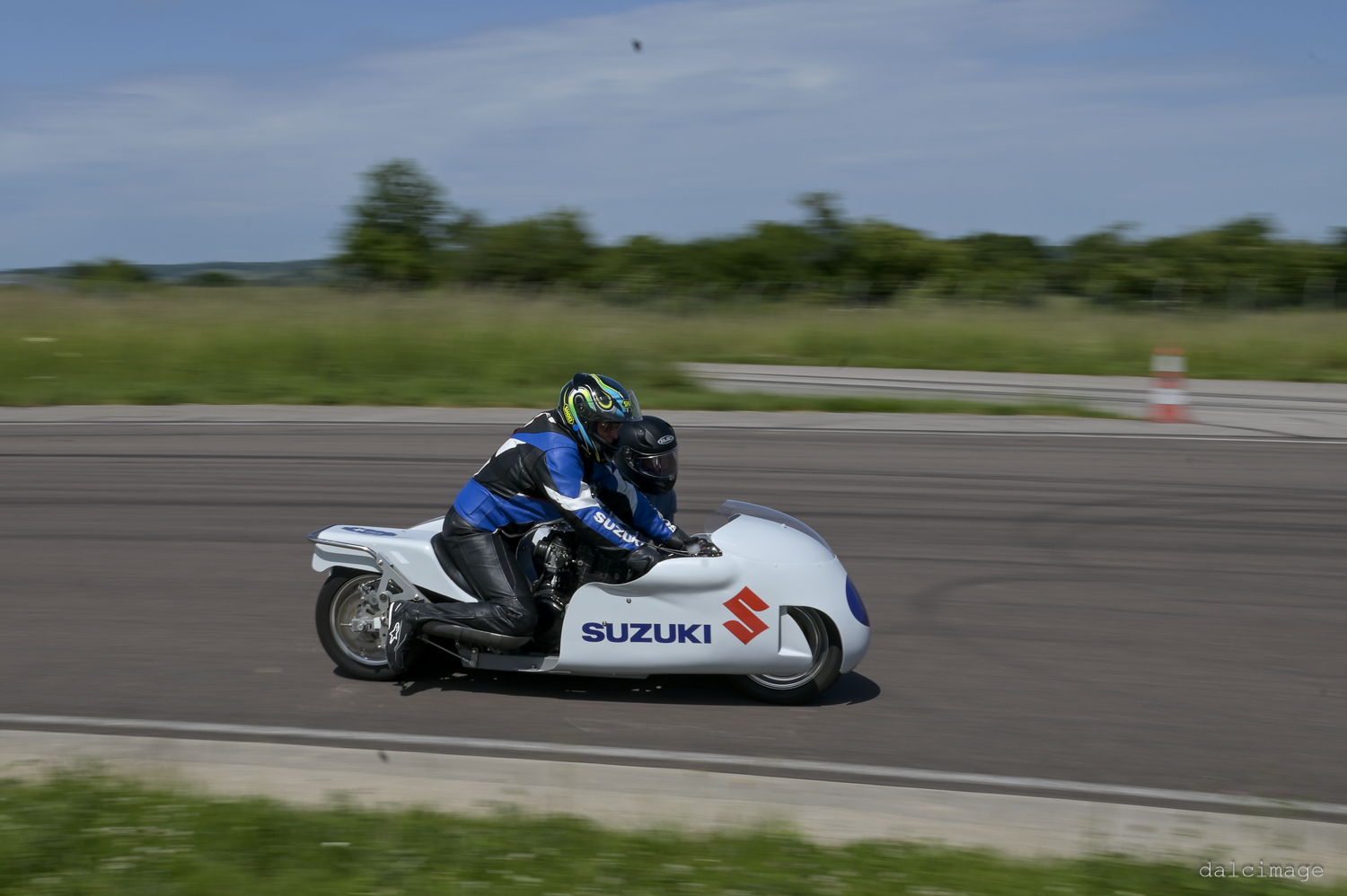 Voiture sur le circuit de pouilly - asaav.ch