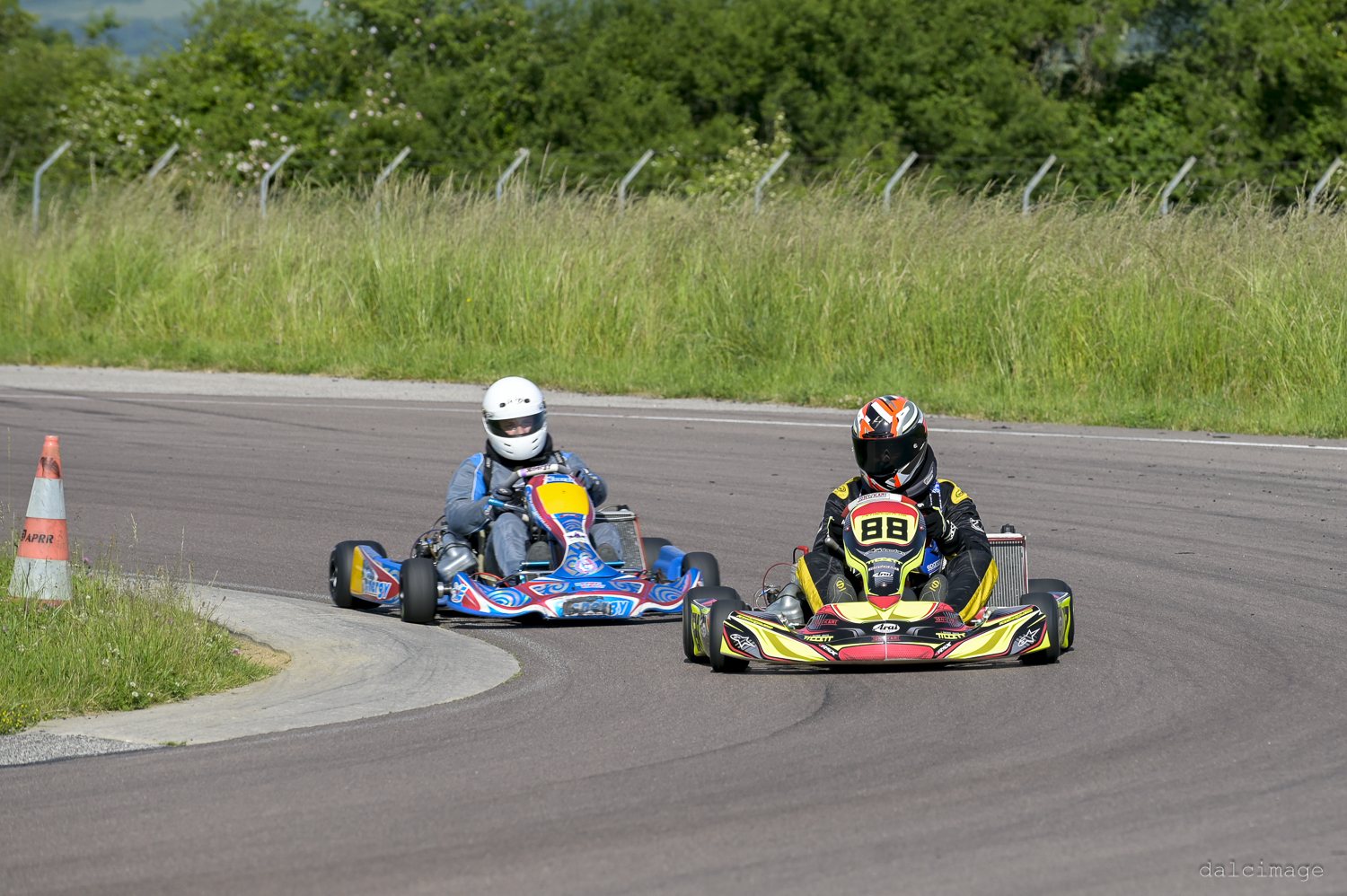 Voiture sur le circuit de pouilly - asaav.ch