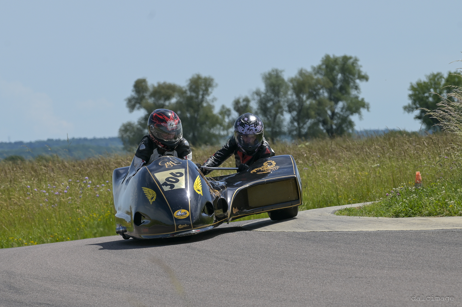 Voiture sur le circuit de pouilly - asaav.ch