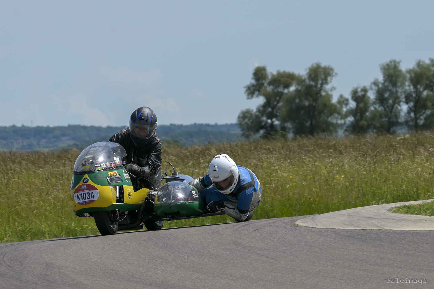 Voiture sur le circuit de pouilly - asaav.ch